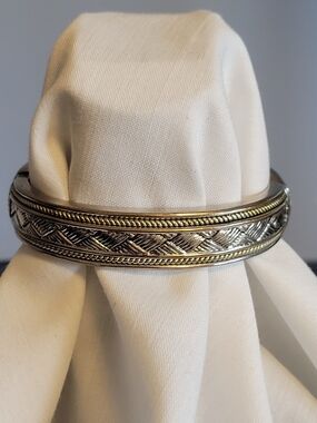 Vtg Intricate Basket Weave Design Hinged Cuff Bracelet in Silver and Gold Tones